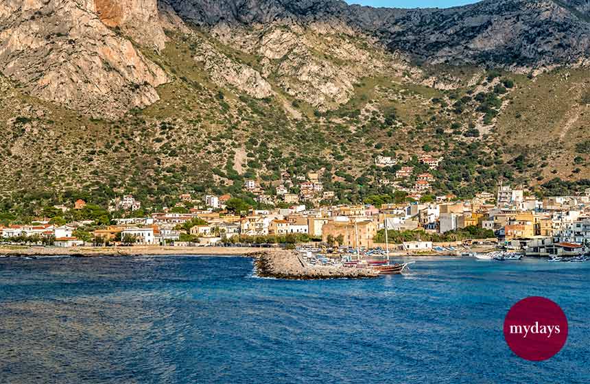 Ansicht des Dorfes Sferracavallo am Fuße des Capo Gallo Berges