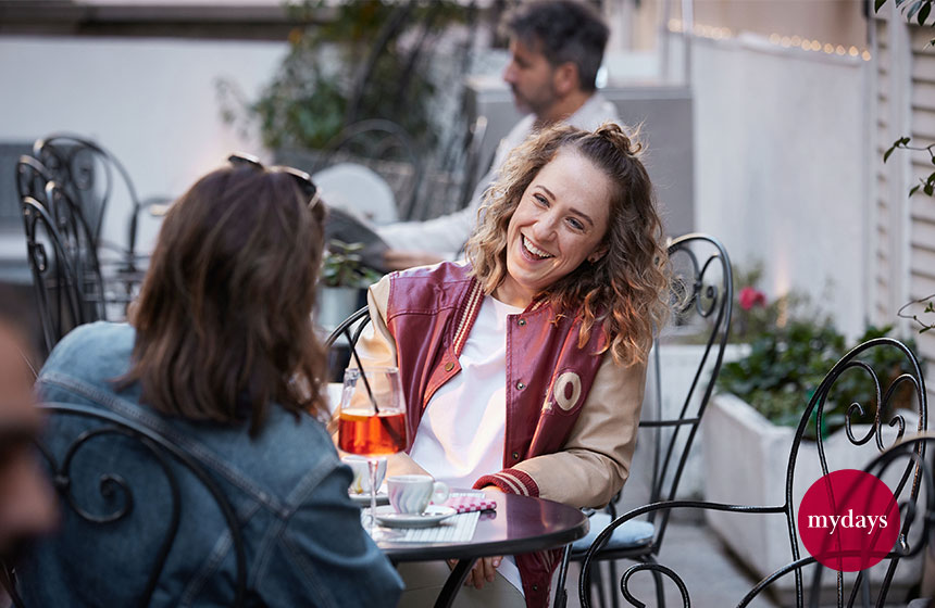 Bild von zwei Frauen draußen in einem Café sitzend