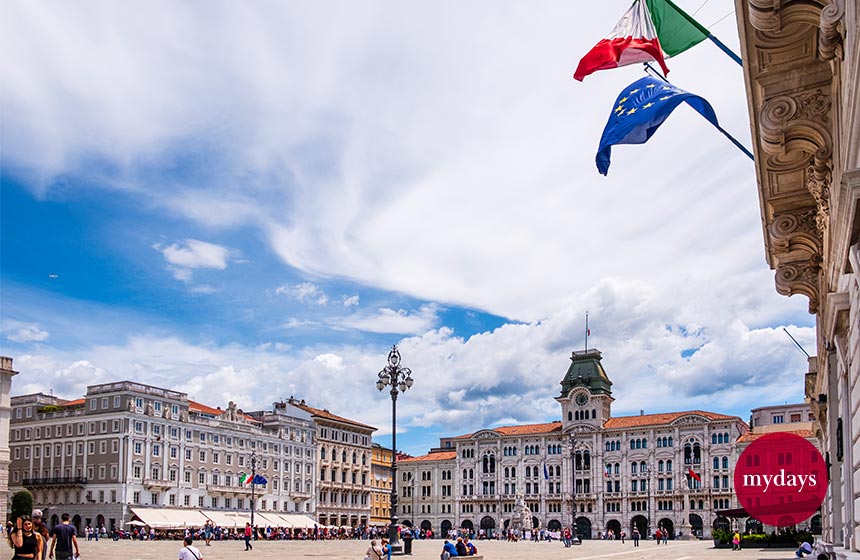 Bild der Piazza Unità d'Italia mit Blick auf das Rathaus