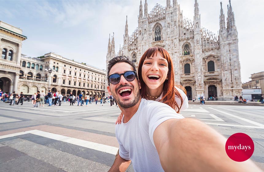 Selfie von einem Pärchen vor dem Mailänder Dom