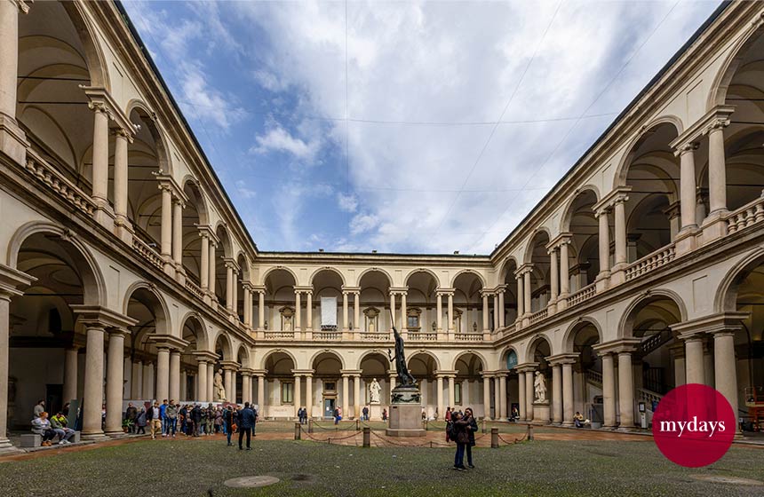 Bild im Innenhof der Pinacoteca di Brera