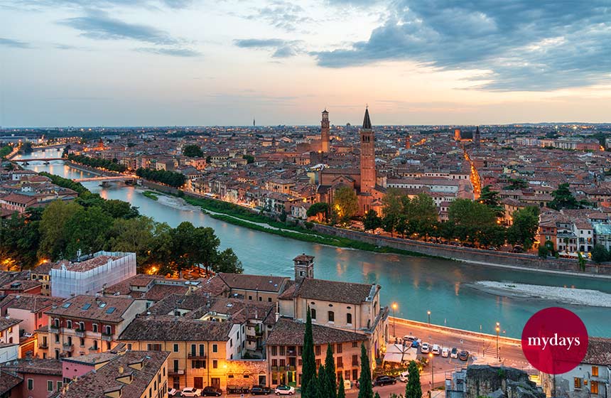 Bild von Verona von oben mit Blick auf Gebäude und die Etsch