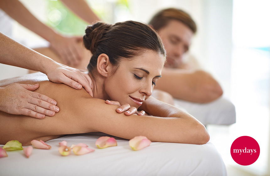 Paar bei einer Massage, entspannte Frau im Vordergrund zu sehen