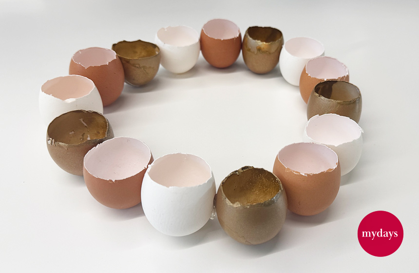 Die leeren Eierschalen sind zusammengeklebt und deine Tischdeko für Ostern ist fast fertig - so schnell ging der DIY Osterkranz!