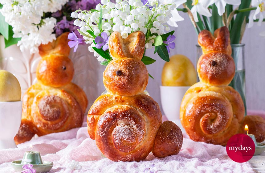 Leckere Hefeteig Osterhasen ergänzen das Osterlamm beim Osterfrühstück.