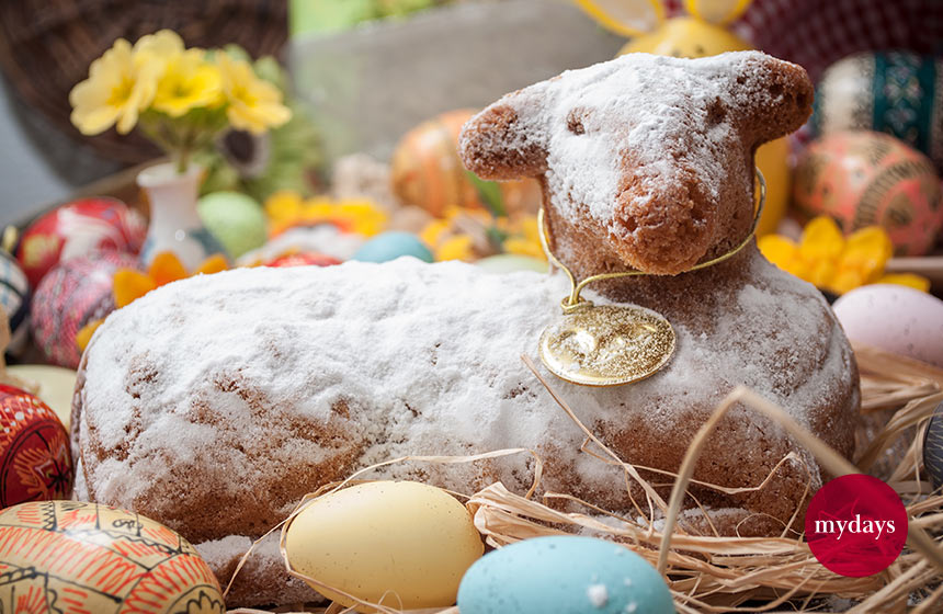 Ein leckeres Osterlamm im Osternest, mit Puderzucker bestäubt. 