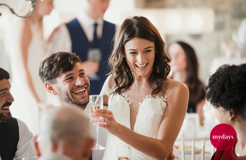 Lustige Hochzeitssprüche bringen die Partygäste zum Lachen
