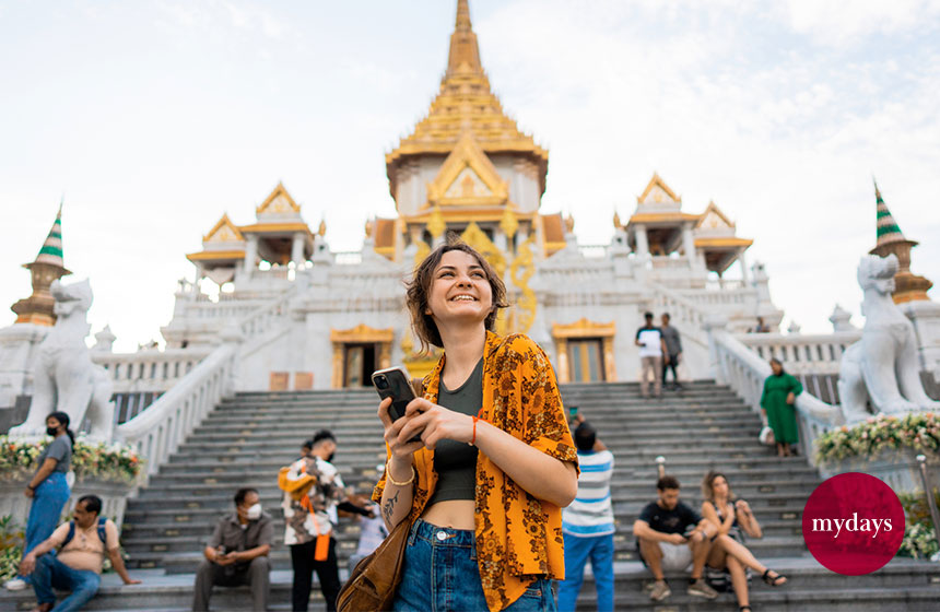Sommerurlaub in Asien: Junge Touristin vor Tempel