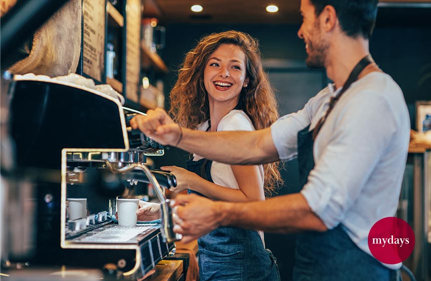 Zwei Barista beim Zubereiten von leckerem Kaffee