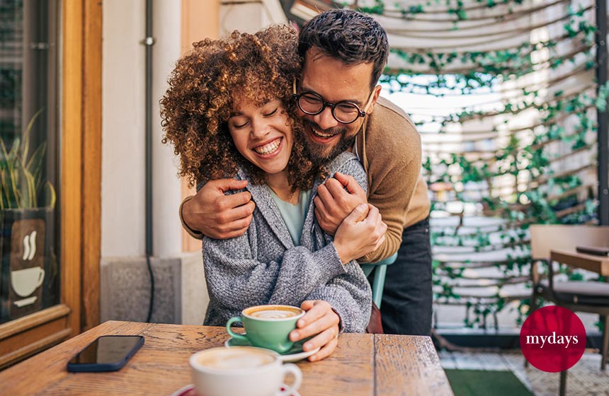 Kaffee verbindet: Ein Paar trinkt in einem Café gemeinsam Capuccino