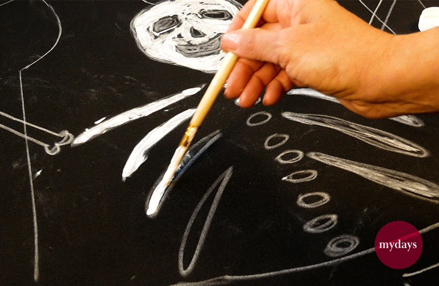 So einfach entsteht ein Halloween Kostüm: Einfach ein schwarzes TShirt mit weißer Farbe bemalen - schon gehst Du als Skelett!