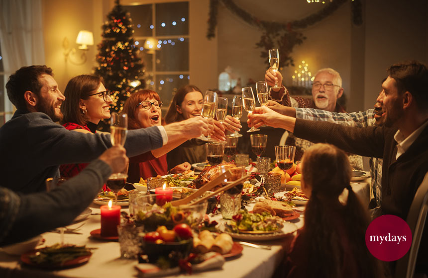 Familie am Esstisch an Weihnachten