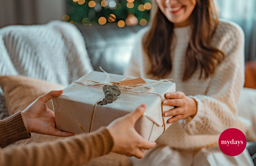 Übergabe eines Weihnachtsgeschenkes